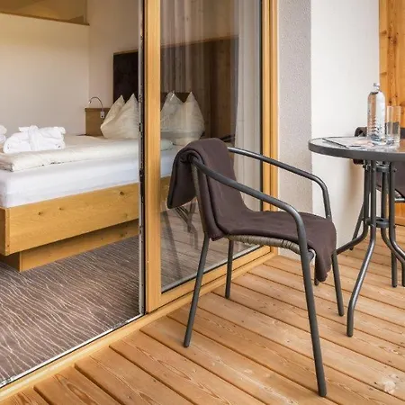 ホテル Almhotel Kaernten