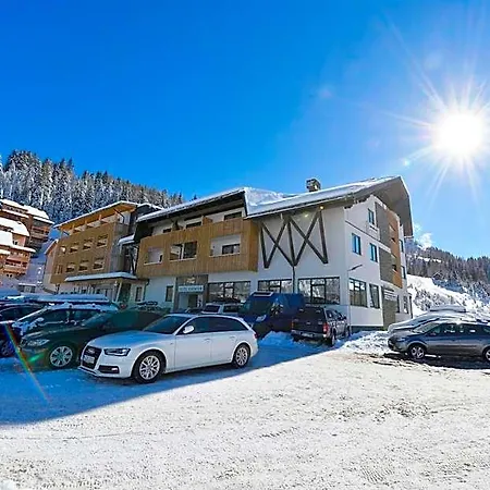 Hotel Almhotel Kaernten 4*